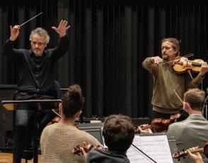 À la mémoire d’un ange – Les coulisses de la production avec Louis Langrée